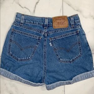 Levi’s VINTAGE high waisted jean shorts!